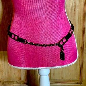 Fossil black chain belt.